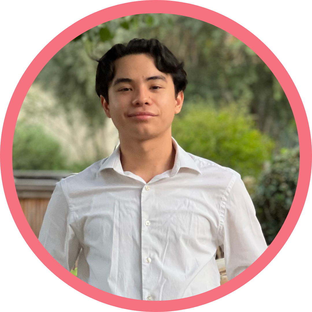 Un hombre blanco de unos 20 años, con cabello negro y ojos castaños, vestido con una camisa blanca.