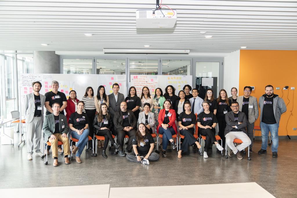 Membros do projeto posando para foto. A equipe se encontra em uma área interna da universidade de Lima.