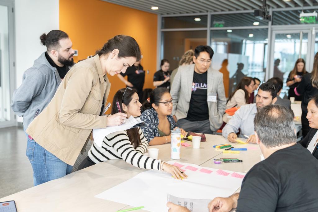 Membros do projeto reunidos durante atividade.