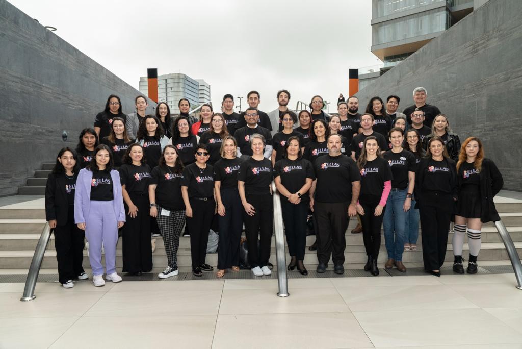 Membros do projeto posando para foto. A equipe se encontra em uma escada na Universidade de Lima no Peru.