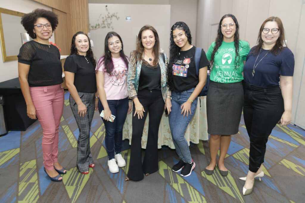 Mulheres pesquisadoras do projeto posando para fotos.