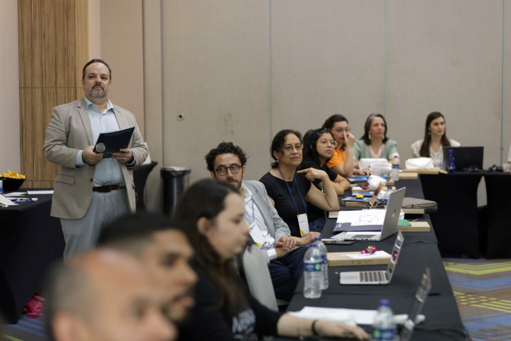 Membros do projeto assistindo uma apresentação do Coordenador Geral do projeto Dr. Prof . Cristiano Maciel.