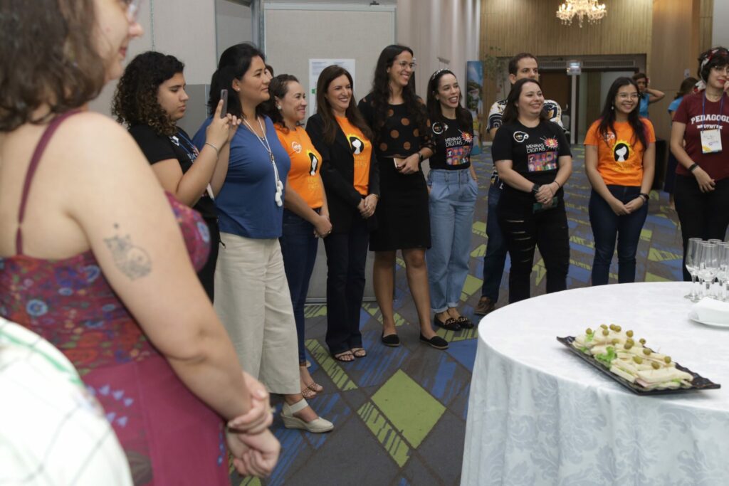 Membros do projeto durante um discurso do Coordenador Cristiano Maciel.